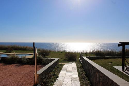 Cette maison offre une vue sur l'océan. dans l'établissement Stella del mare - casa incantevole con piscina e parcheggio privato, à Cervo