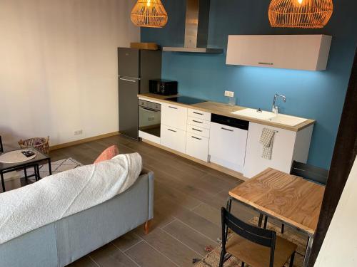 - une cuisine avec un canapé, une table et un évier dans l'établissement Arles : maison de ville a deux pas de tour Luma, à Arles
