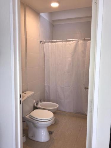 a bathroom with a white toilet and a shower at Sol de Octubre 3 Hipólito Vieytes Norte y Talcahuano in San Juan