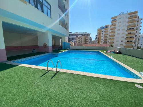 Apartamento com grandes terraços em frente a Praia