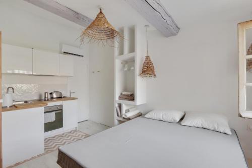 Cette chambre blanche dispose d'un lit et d'une cuisine. dans l'établissement LaFrenchCasa Belsunce, à Marseille
