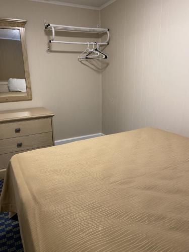 Ένα ή περισσότερα κρεβάτια σε δωμάτιο στο The Admiral Hotel/Motel