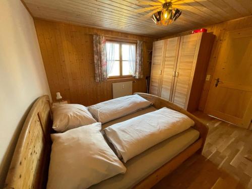 uma cama num quarto com quatro almofadas em Appartement Melinda Ebnit em Dornbirn