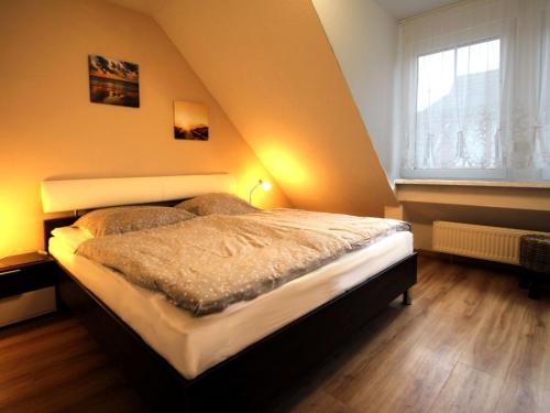 1 dormitorio con 1 cama grande en el ático en Terraced house, Dornumersiel, en Dornumersiel