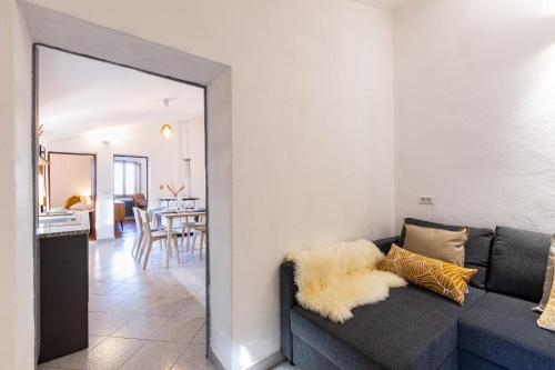 a living room with a couch and a mirror at CASA ANNA in Laiatico
