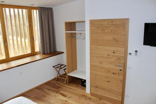 Una televisión o centro de entretenimiento en Weinberg Chalets