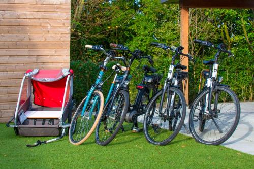 een groep fietsen geparkeerd naast elkaar bij luxe Villa Maroma Regal aan Veerse meer met 4 Ebikes GasBBQ & EV laadpaal in Kamperland