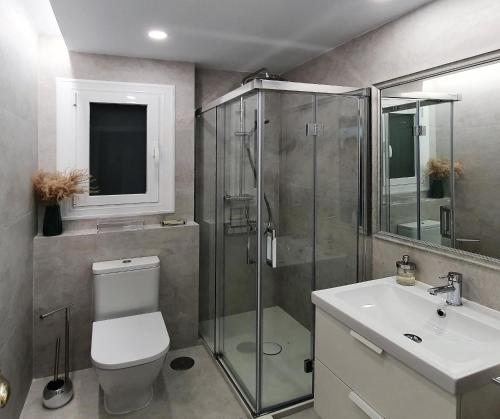uma casa de banho com um chuveiro, um WC e um lavatório. em Port-Beach Alicante 2 em Alicante