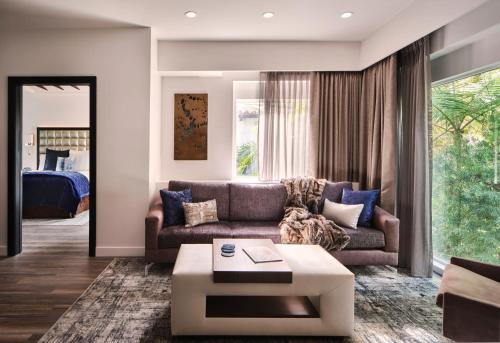 Χώρος καθιστικού στο Sunset Marquis Hotel