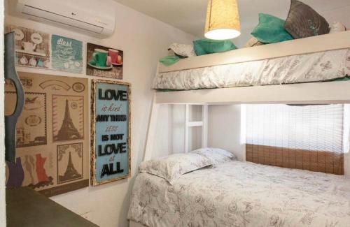 sypialnia z 2 łóżkami piętrowymi i łóżkiem w obiekcie Marineros Vallarta w mieście Puerto Vallarta
