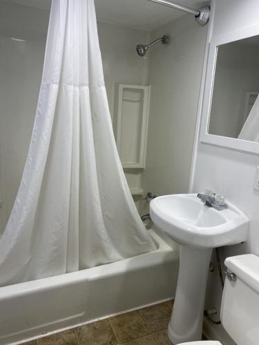 Ένα μπάνιο στο The Admiral Hotel/Motel