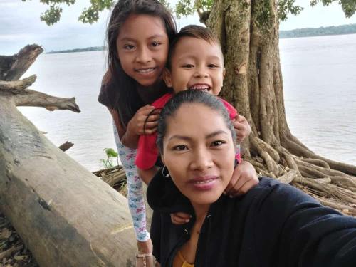 dos chicas y una mujer de pie junto al agua en Hospedaje KOWAPANA BOCAS DE AMACAYACU, en Morelia