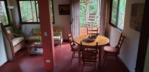 uma sala de jantar com uma mesa e cadeiras num quarto em Cabina Gan Eden - Walking distance from river em Portalón