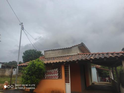 a small house with a sign on top of it at Pousada e Restaurante Boia Cross in Vargem Bonita