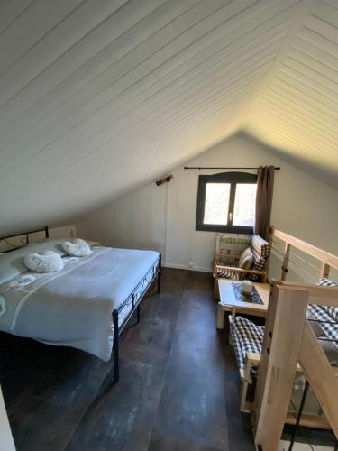 een slaapkamer met een groot bed op zolder bij LE CHALET DES MERVEILLES in Les Achards