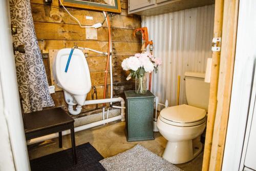Ванна кімната в Molitor Milk House- Feathered Acres Learning Farm & Inn