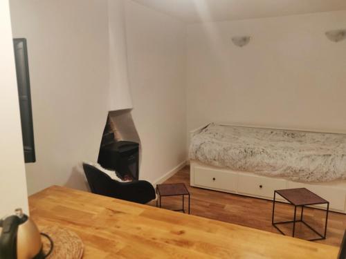 une chambre avec un lit, un bureau et une chaise dans l'établissement Chez Fanny. - studio Cosy Paris 21m2 Porte de Pantin. 2-3 pers, à Le Pré-Saint-Gervais