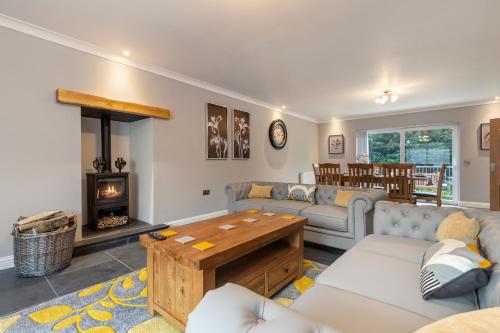 Χώρος καθιστικού στο Maynor - Large Luxury House, Log Burner, Central Location