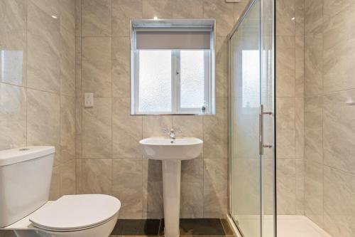 Ένα μπάνιο στο Maynor - Large Luxury House, Log Burner, Central Location