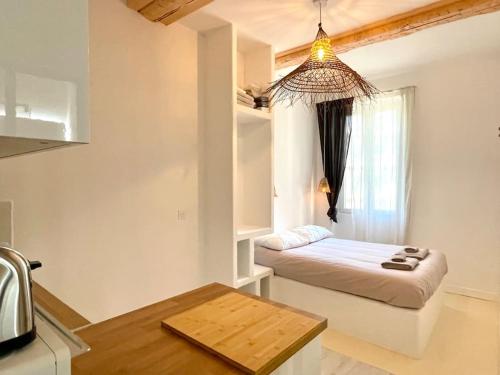 En eller flere senge i et værelse på LaFrenchCasa Noailles