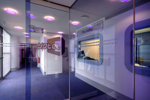 The lobby or reception area at YOTELAIR London Gatwick Airport