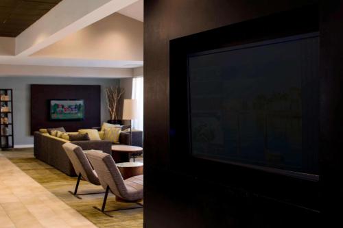 Sonesta Select Boca Raton Town Center tesisinde bir televizyon ve/veya eğlence merkezi
