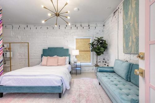 - une chambre avec un lit et un canapé dans l'établissement The Oleander Hotel Room Number 1, à Galveston