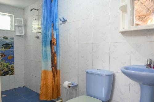 Puerto Limón的住宿－L' Europe，浴室配有卫生间、盥洗盆和淋浴。