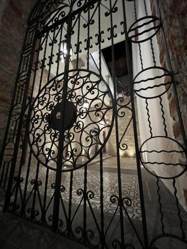 um portão preto com uma porta num edifício em RAYON CANTERA em Morelia