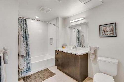 Ванная комната в Apart Hotel near Dodgers Stadium