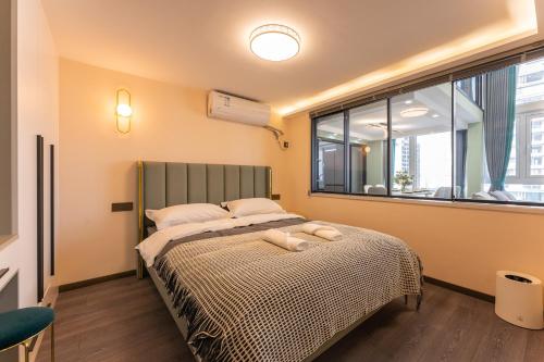 מיטה או מיטות בחדר ב-Locals Apartment Inn 21