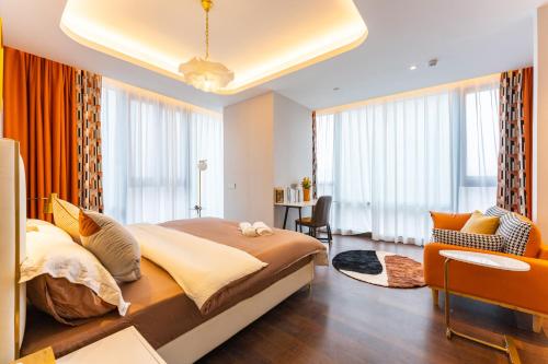 1 dormitorio con 1 cama grande y sala de estar en Locals Apartment House 35, en Hankou
