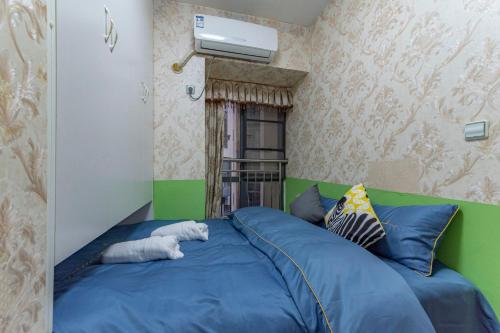Säng eller sängar i ett rum på Locals Apartment Inn 01