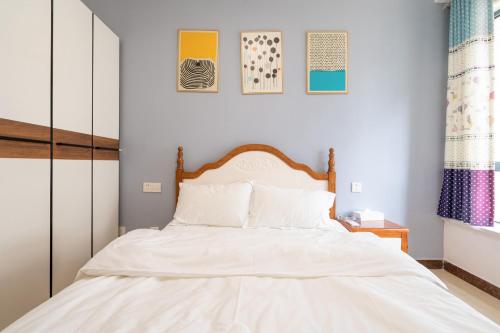Una cama o camas en una habitación de Locals Apartment Place 97