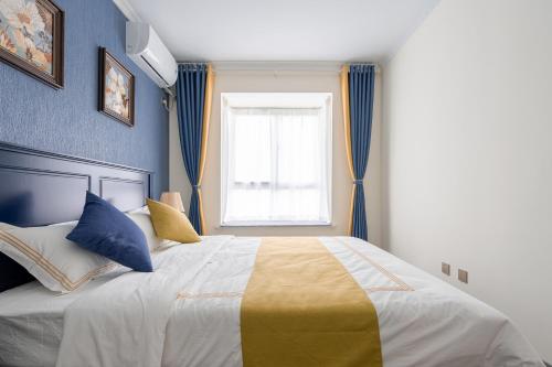 Cama ou camas em um quarto em Locals Apartment Inn 01