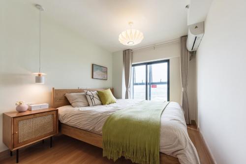 Postel nebo postele na pokoji v ubytování Vanke Apartment Guangzhou South Railway Station Vanke Expo Expo Expo Olympic Park yueshidai square Changlong happy world