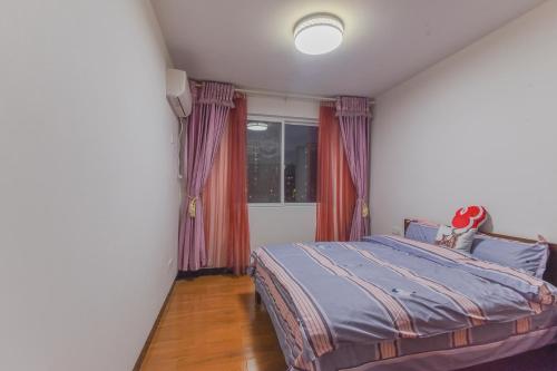 赣州【路客】楼梯房丨月租特惠|章贡区『赫本印象』南武当山|简洁大方|商务接待【2居】的一间卧室，里面有一张床和一扇窗户。