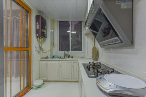 赣州【路客】楼梯房丨月租特惠|章贡区『赫本印象』南武当山|简洁大方|商务接待【2居】的厨房里有水槽，墙上有电视