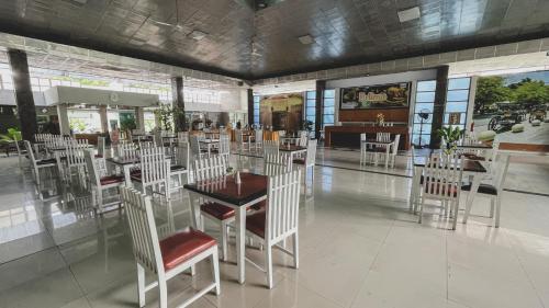 A restaurant or other place to eat at LPP Convention Hotel Demangan