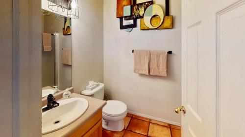 Un baño blanco con lavabo e inodoro. en The Hacienda #3333, en Moab