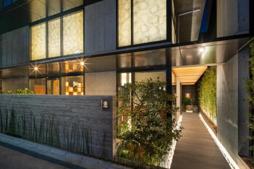 Giommachi的住宿－Genji Kyoto, a Member of Design Hotels，享有带走道的建筑的外部景色