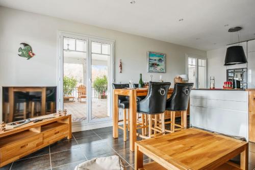 cocina con bar y chimenea en Appartement des Asphodèles - Welkeys, en La Teste-de-Buch