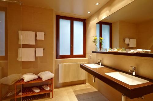 ein Bad mit einem Waschbecken und einem Spiegel in der Unterkunft Rivage Hotel Restaurant Lutry in Lausanne