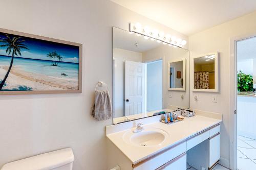 Bathroom sa Navarre Beach Regency 308