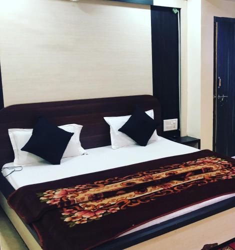 Katil atau katil-katil dalam bilik di Hotel Satpura Safari