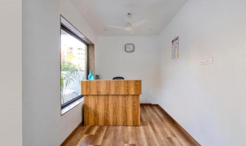 a room with a wooden podium in a room with a window at Itsy By Treebo - Shri Guru Service Apartment in Nagpur