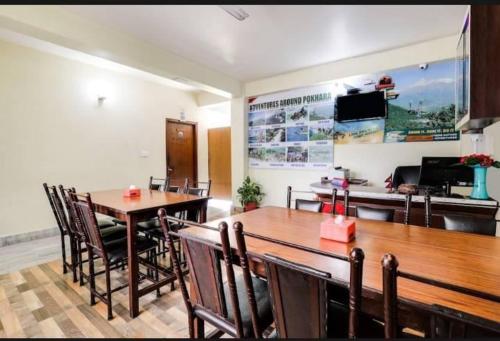 - une salle à manger avec une table et des chaises en bois dans l'établissement Hotel The Lake, à Pokhara