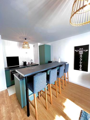 une salle à manger avec une table et des chaises noires dans l'établissement Newwilliam, à Serris