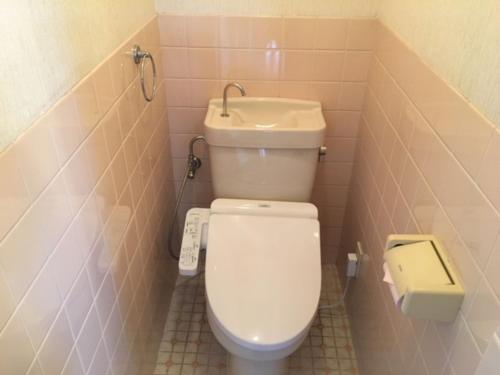Łazienka z białą toaletą i umywalką w obiekcie Maison Ota Building A Building B - Vacation STAY 11140 w mieście Takamatsu
