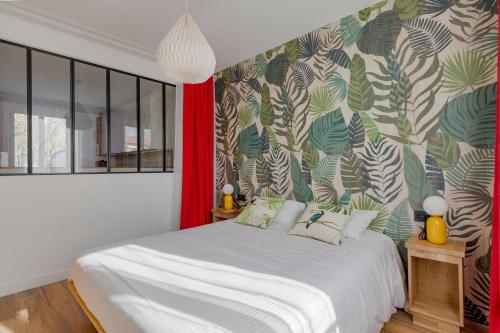 Postel nebo postele na pokoji v ubytování Lyon Urban Cocoon Gîte urbain eco-responsable